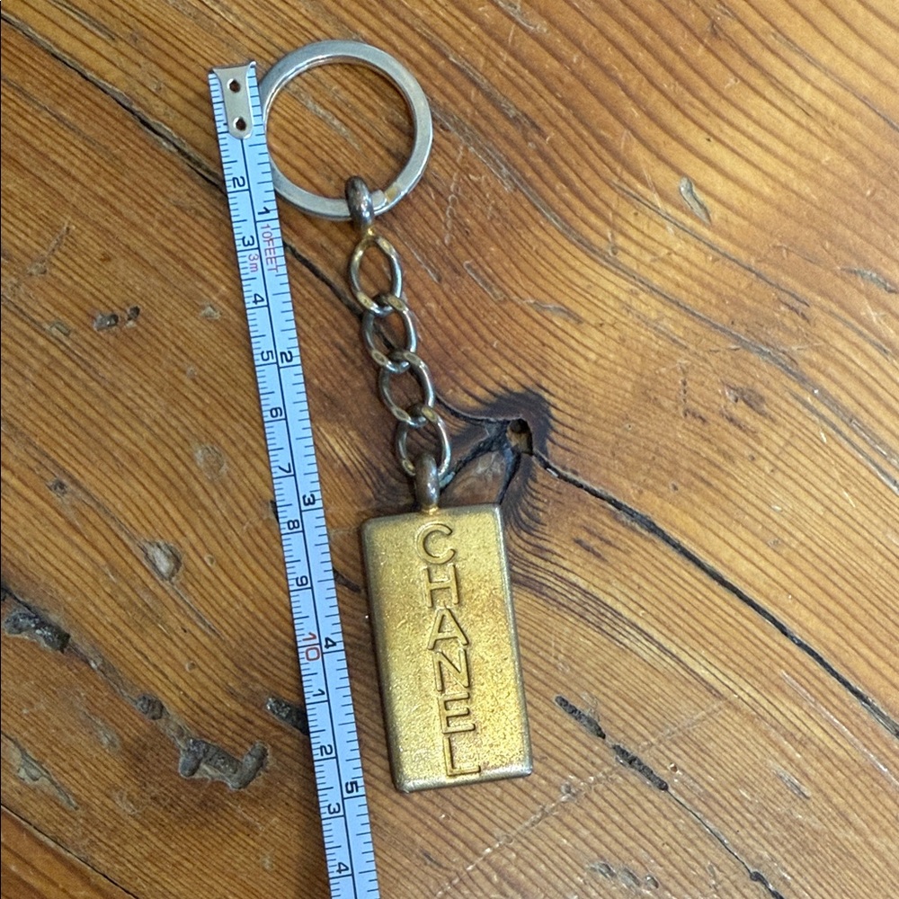 CHANEL Gold Rectangular Keychain Vintage - Picture 4 of 8
